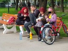 Грозна гледка в пловдивски парк заради люпене на семки