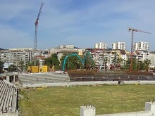 Ексклузивно: "Колежа" няма да има козирка, слагат временни пилони за осветление