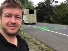 Мъж рисува мъжки полови органи върху дупки на пътя, за да бъдат ремонтирани