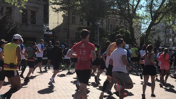 Varna24 bg
50 годишен мъж участник в маратона във Варна е паднал пред