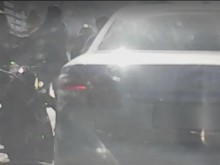 Шофьор налетя с ритници и юмруци на мотористи, жена му помага, дете плаче