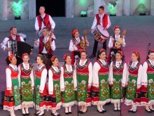 "Пазителите на фолклора" превзеха сцената на Античния театър с огнени танци и песни на талантливи изпълнители