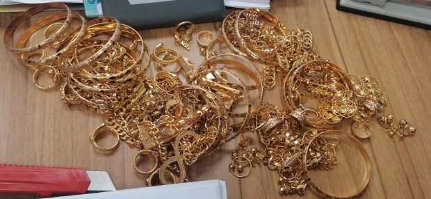 Митническите служители от ТД Южна морска откриха контрабандни златни накити