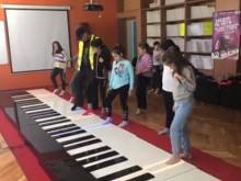 Наши ученици свирят на най-голямото пиано в света