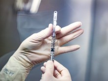 Какви са страничните ефекти при смесването на ваксините на AstraZeneca и Pfizer?
