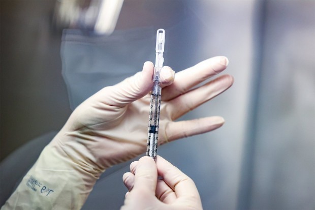 Смесването на дози от ваксините на AstraZeneca и Pfizer увеличава