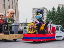 Джипката и ферарито с цвят червен на карнавал в Габрово