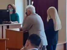 Сензационно хитра хубавица "ощипа" жадни за приключения със страшно много пари