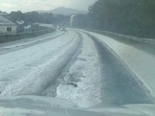 Път в Южна България с коловози след градушка