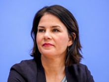 Бербок: Мъжът ми ще напусне работа и ще гледа децата, ако стана канцлер