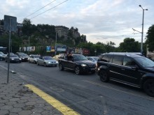 МВР: Моля ви, абитуриенти, не висете по прозорците на колите!