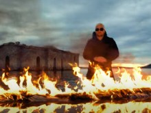 Музиканти стреснаха туристи, палейки зрелищно водното пространство край църквата в Жребчево