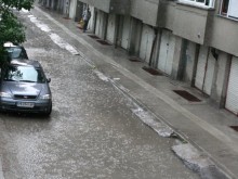 Спасители отводняват мазета и прибират паднали дървета след дъжда