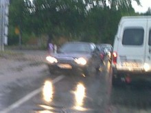 Авария запуши трафика в "Южен", чакаме да спре да вали, за да го отпушат