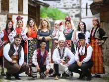 Снимка на абитуриенти в народни носии прави истински фурор