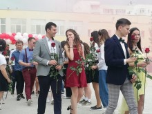 Рози, димки и шампанско в Математическата гимназия в Пловдив