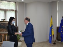 Връчиха финансова помощ на зрелостници от Асеновград