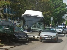 Автобус помете 7 автомобила в София