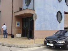Връщат акциз и на длъжници, но в запорирани сметки