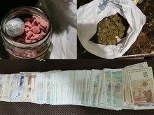 Полицаи атакуваха дома на помориец, откриха много дрога и пари!