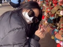 Жена пропътува над 10 хил. км, за да унищожи любовен катинар, който закачила с бившия си