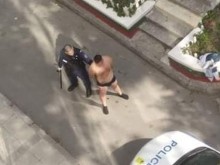 Мъж се съблече на детска площадка, влезе и в чужда спалня
