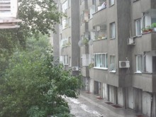 "Гражданска защита" продължава отводняването на мазета и приземни етажи
