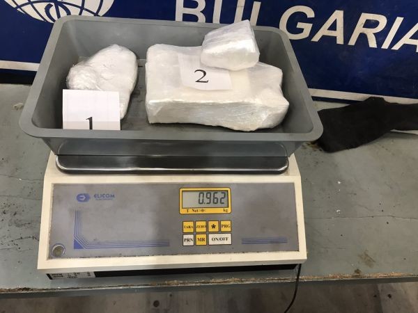 Агенция Митници
Почти килограм кокаин скрит в седалките на лек автомобил