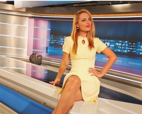 Репортерката на новините в Нова телевизия Ивомира Пехливанова изглежда доста строга и