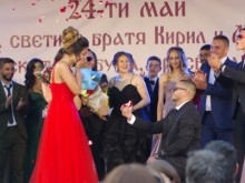 Девойка се разтрепери след предложение за брак на абитуриентската