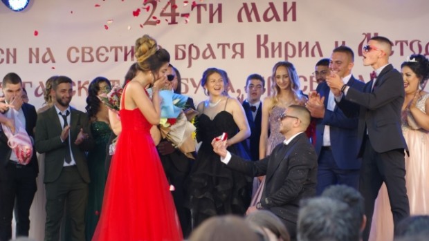 kazanlak com
Емил Стефанов възпитаник на ПГ Иван Хаджиенов и неговата дама