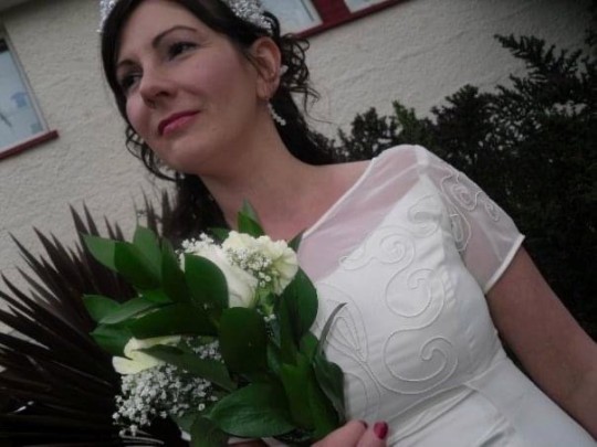 Карън Рийд  която преди 11 години се ожени за самата