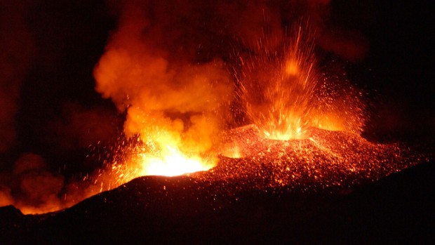 Вулканът Етна на остров Сицилия отново изригна днес и прати
