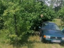 12-годишни подкараха кола, попаднаха в мочурище