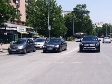 Хубав джип застана на странно място, докато чака на светофар в "Тракия"