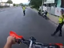 Моторист се изгаври с полицаи в Пловдив, те дори не тръгнали след него