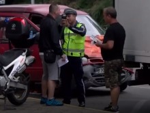 Верижна катастрофа до Тунела, полицай тества шофьорите