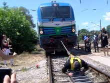 Ексклузивно: Уникален! Вижте как полицай от Пловдив дърпа 84-тонен локомотив!