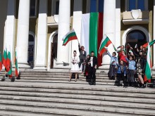 Община Асеновград с комплимент към хората: Предоставя знамена безплатно