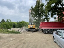 Разчистиха огромната купчина с боклуци от парка зад "Санкт Петербург"