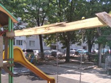 Читател: Тази детска площадка в Пловдив е много опасна