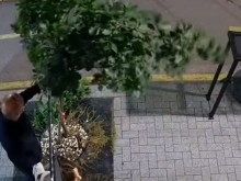 Камери запечатаха странна постъпка на двойка
