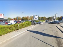 Таксиджия причини нещо много неприятно на мъж и жена пред "Кауфланд"