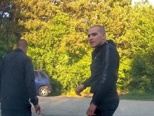 Младежи загазиха яко, камера ги засне как обират коли
