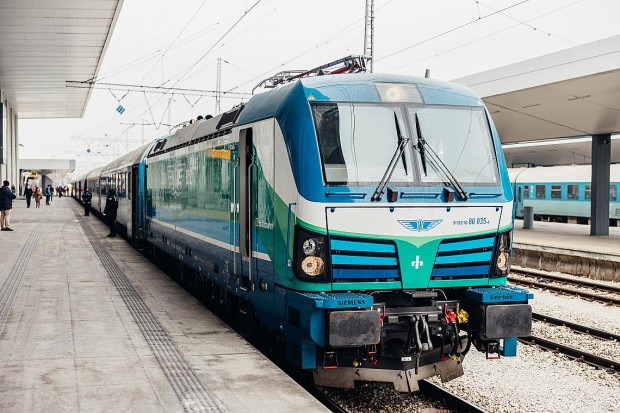 Бързият влак Бургас София е бил блокиран край гара Кермен след