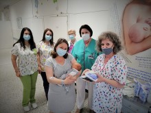 Концерт в Клиниката по педиатрия и подаръци за новородените