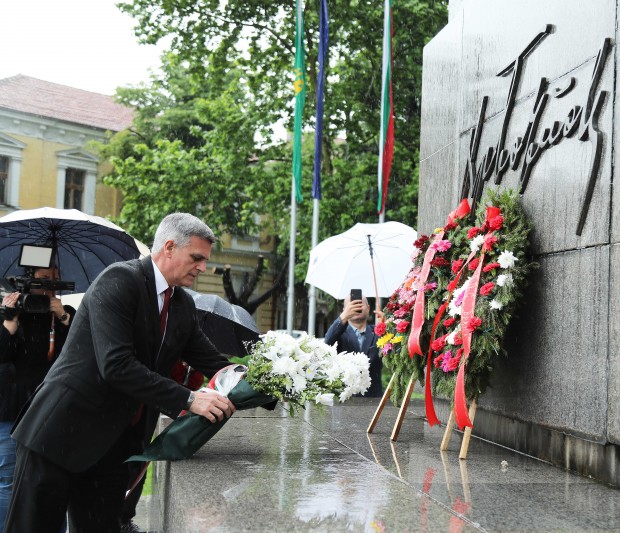 Министър председателят поднесе цветя на паметника на Христо Ботев във Враца