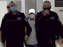 Решават съдбата на собственика на заведението в "Капана", той дойде с маска до ушите