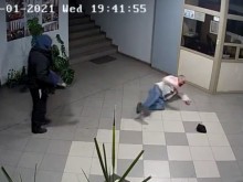 Кърваво видео от брутален бой в офиса на пловдивска фирма! (18+)