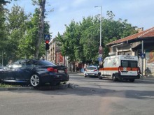 От последните минути: Инцидент с БМВ пред Търговската, има линейка и полиция